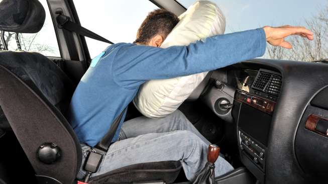 Ilustrasi 'airbag' pada mobil. [Shutterstock/Thieury]
