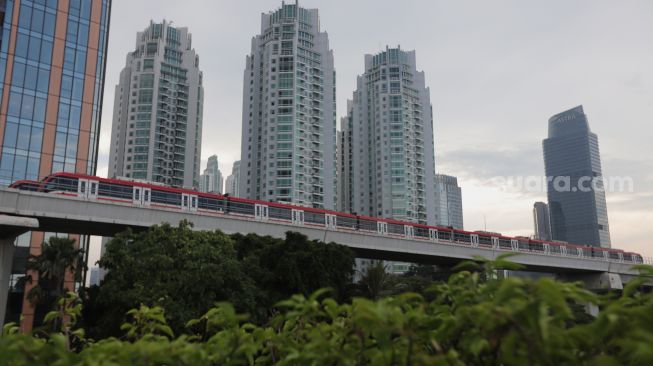 Rangkaian kereta Light Rail Transit (LRT) Jabodebek terparkir di Stasiun LRT Dukuh Atas, Kuningan, Jakarta, Sabtu (19/2/2022). [Mudikgratis.co.id/Angga Budhiyanto]