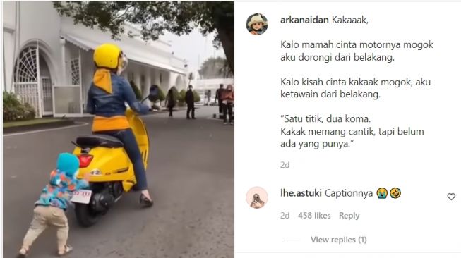 Gaya anak angkat Ridwan Kamil saat dorong motor istrinya di jalan (Instagram)