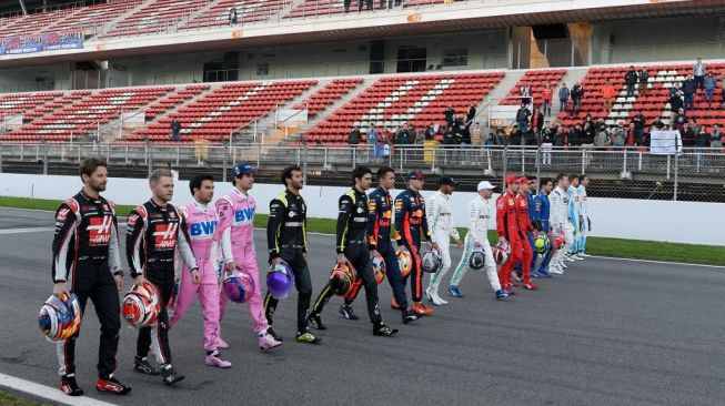 Para pebalap Formula 1 (F1) 2020 jelang mengikuti sesi tes pramusim F1 2020 di Sirkuit Catalunya, Spanyol, Rabu (19/2). [AFP/Lluis Gene]