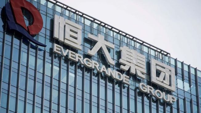 Logo perusahaan Evergreen di kantor pusat China Evergrande Group di Shenzhen, provinsi Guangdong, China (26/9/2021). [Reuters/Aly Song via ANTARA]