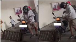 Pemotor Honda Astrea Kena Apes saat Hendak Keluar Parkiran, Ban Depan Tersangkut di Penutup Selokan