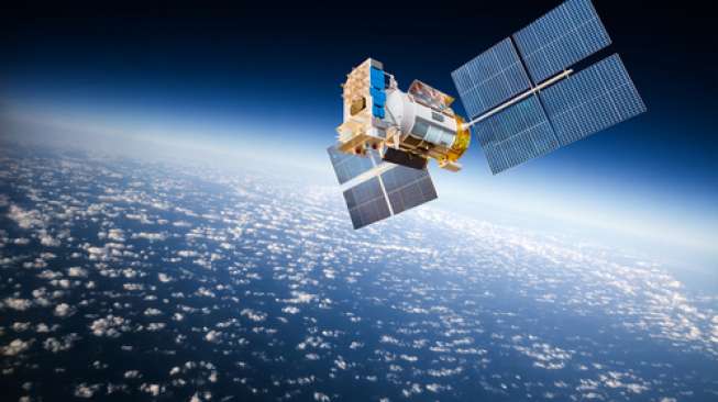 Ilustrasi remote sensing atau penginderaan jauh (indraja) menggunakan satelit yang berada di orbit Bumi [Shutterstock]